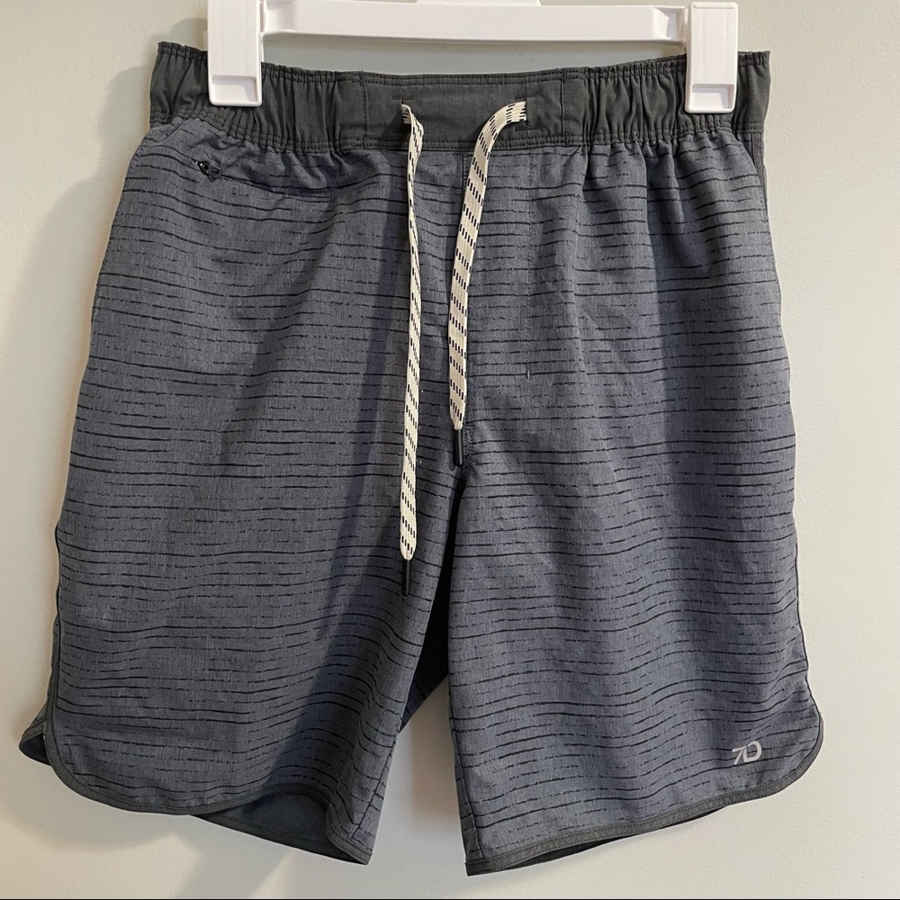 7 Diamonds Core Active Line Print Shorts